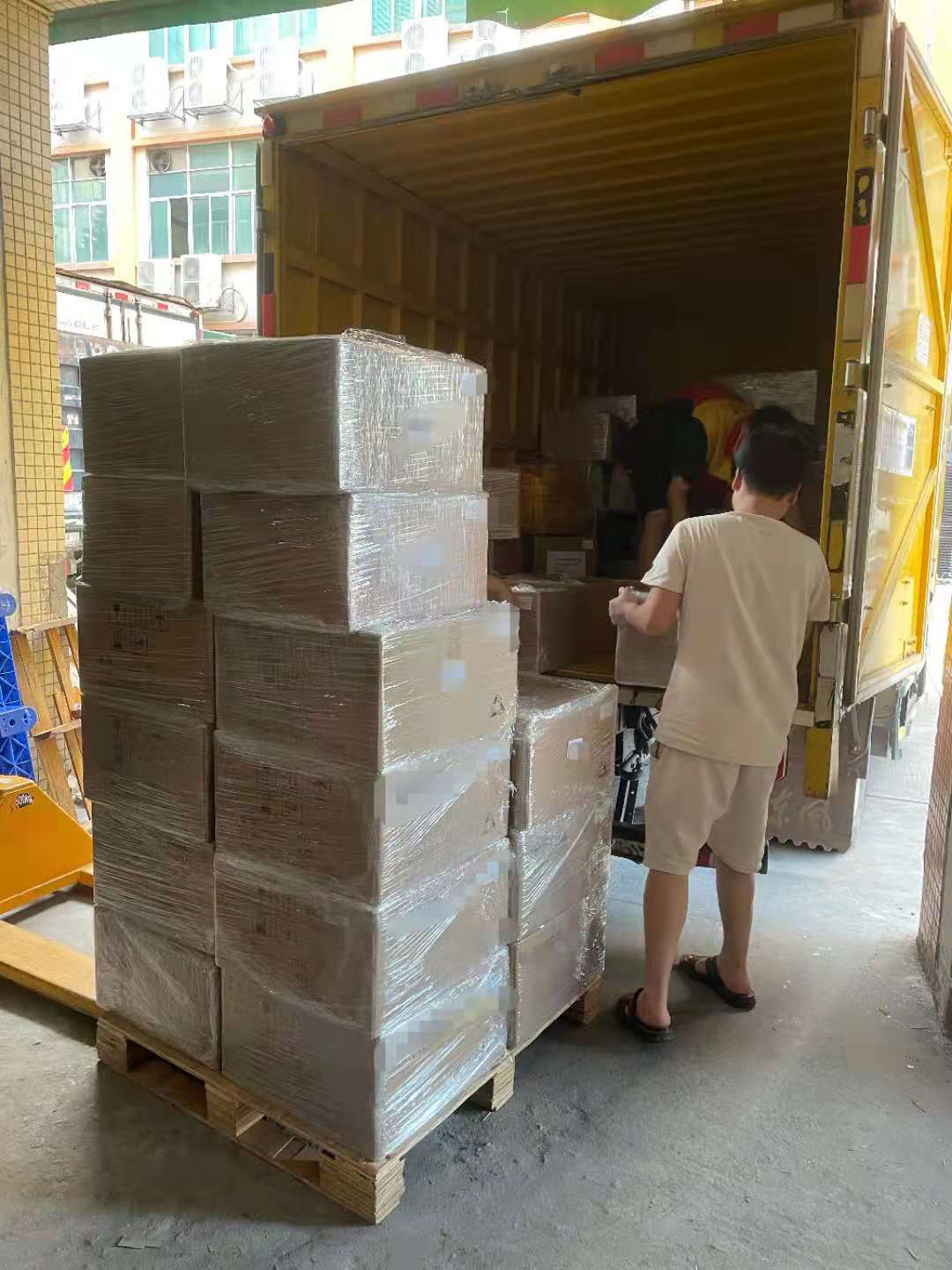 54 kasser med almindeligt gods sendes fra OPTICOs nr. 1 lager og sendes til E...